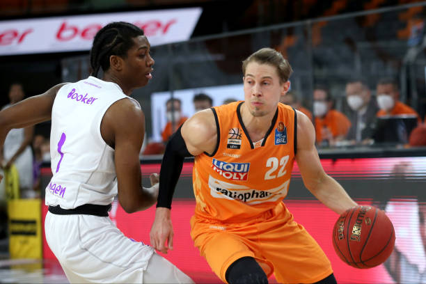 他在此次比 他在此次比